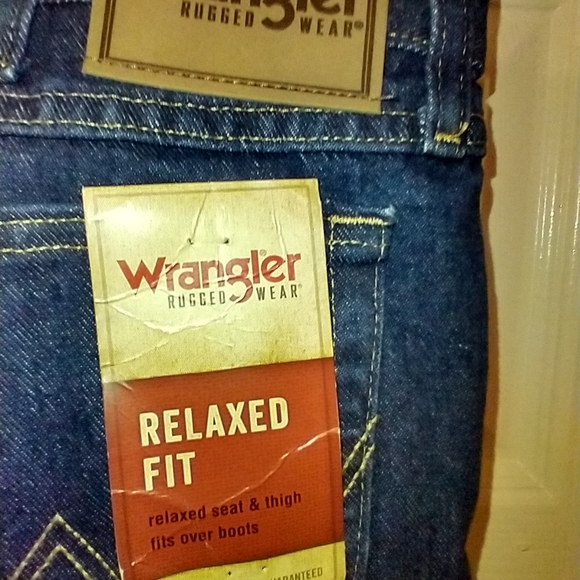 NWT Wrangler Rugged Wear Blue Dark Wash Denim Jeans Men's sz 42x34. - Picture 7 of 9